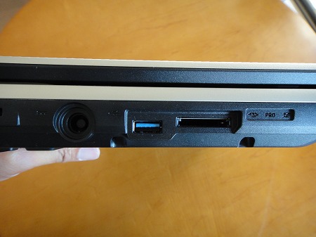 富士通LIFEBOOK PH75左側面部